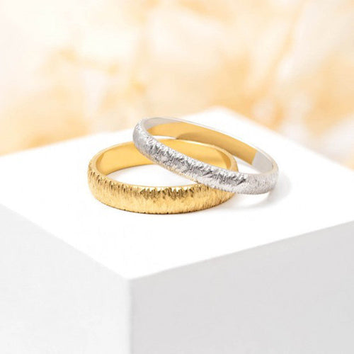Alianza artesanal texturizada de oro amarillo 4mm oro 18k - foto 2