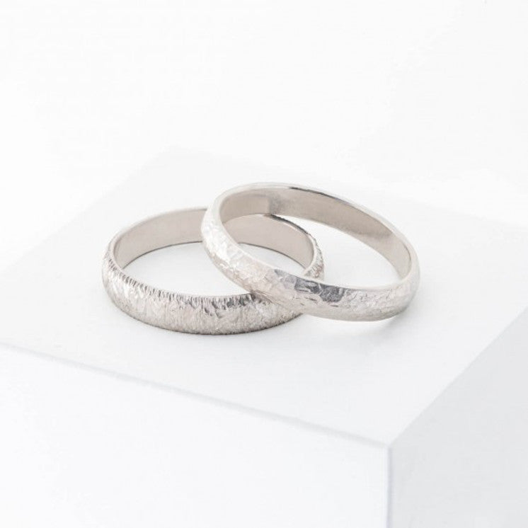 Alianza artesanal texturizada de oro blanco 4mm oro 18k - foto 2