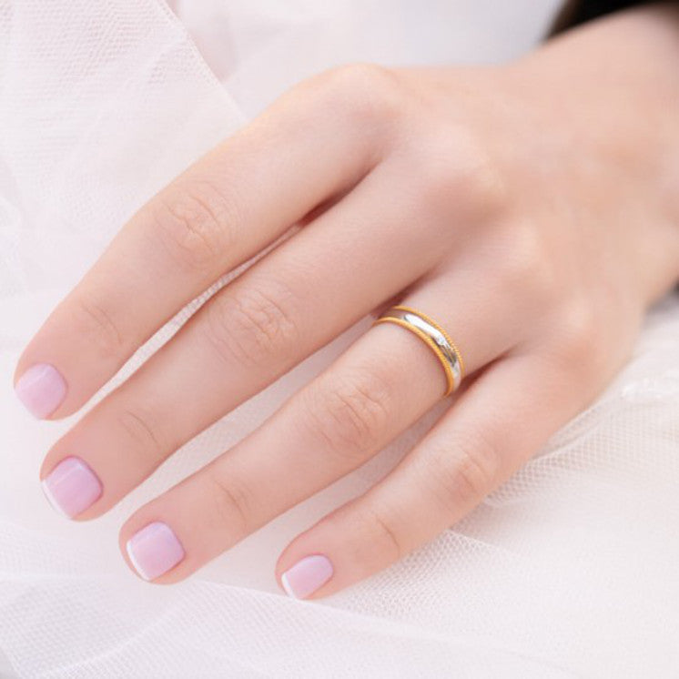 Alianza bicolor oro amarillo y blanco de 18k con diamante - foto 2