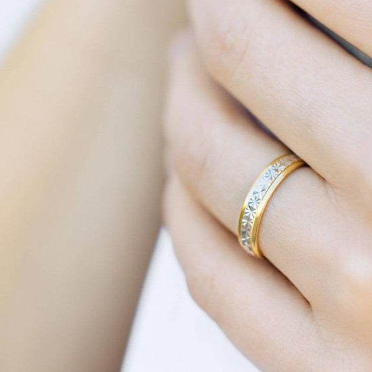 Alianza de boda 9 kilates bicolor modelo estrellas 4 milímetros - foto 6