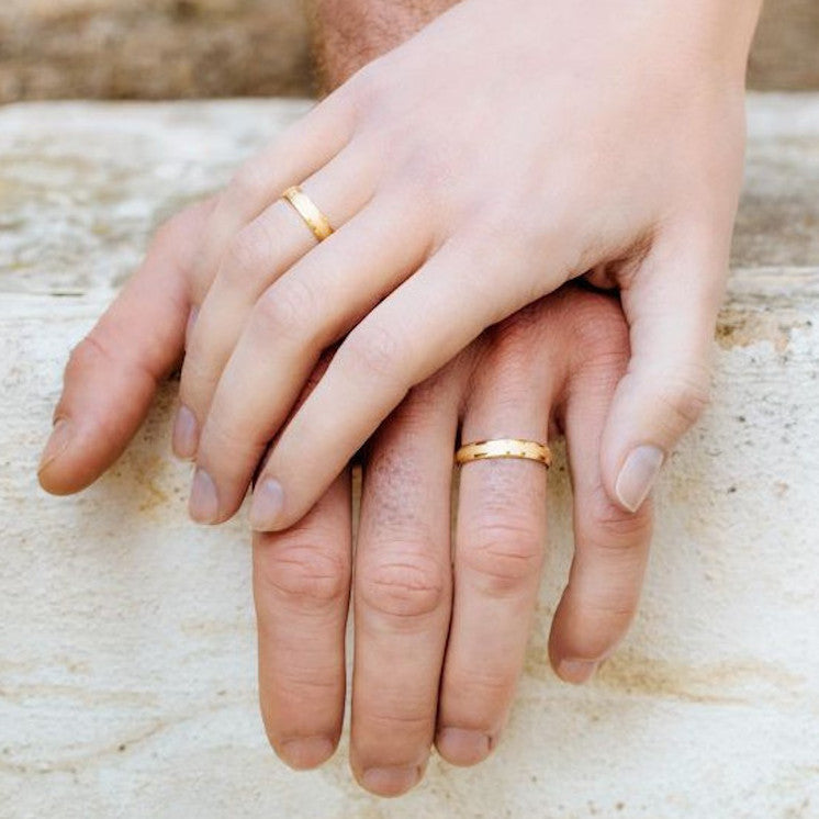 Alianza de boda 9 kilates oro amarillo con acabado mate arena - foto 2