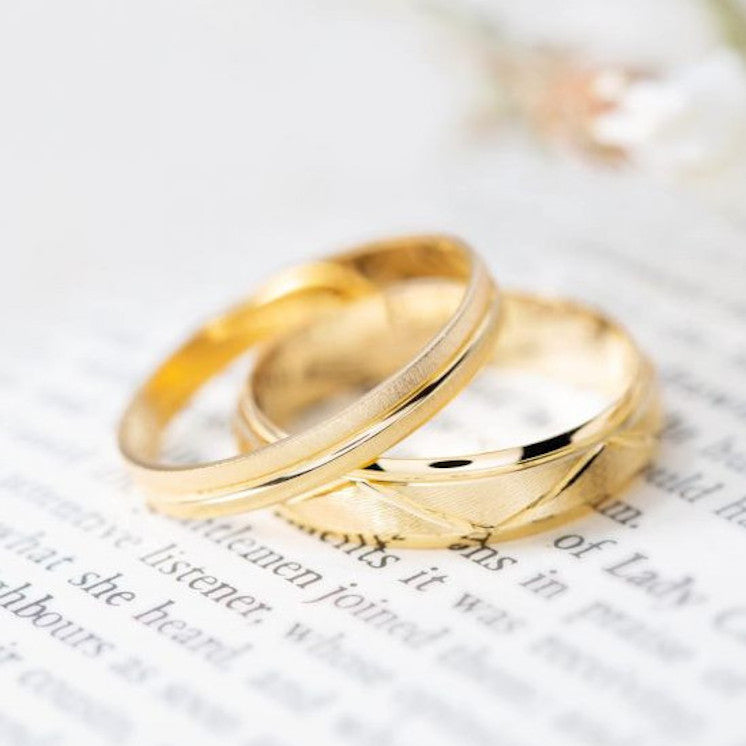 Alianza de boda 9 kilates oro amarillo con línea central - foto 2