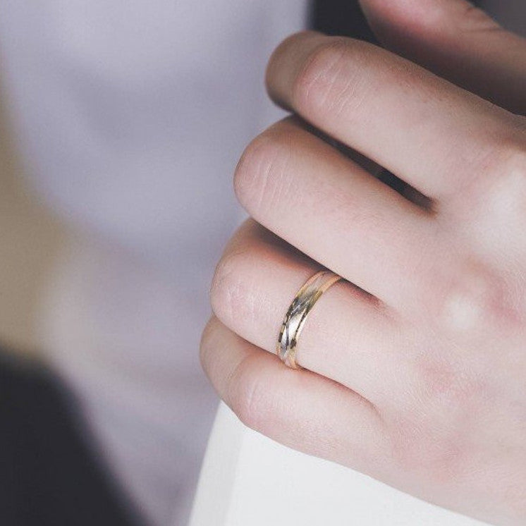 Alianza de boda 9 kilates oro amarillo y blanco dibujo zigzag - foto 2