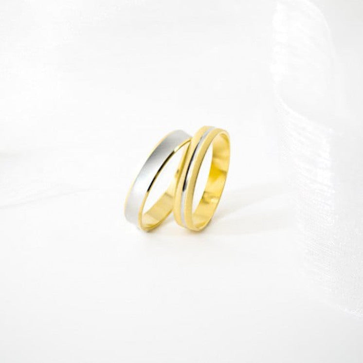 Alianza de boda 9 kilates oro amarillo y línea central blanco - foto 2