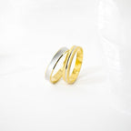 Alianza de boda 9 kilates oro amarillo y línea central blanco - foto 2