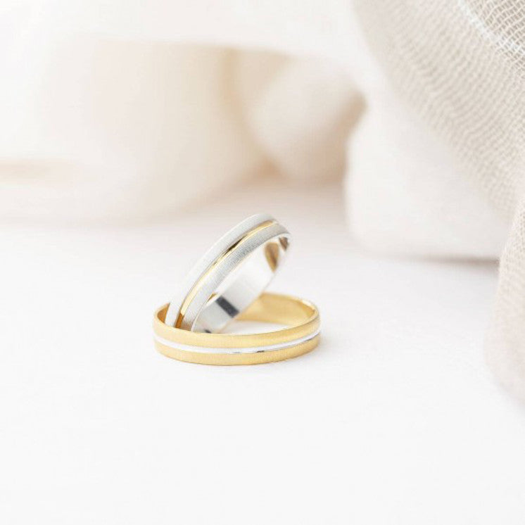 Alianza de boda 9 kilates oro amarillo y línea central blanco - foto 4