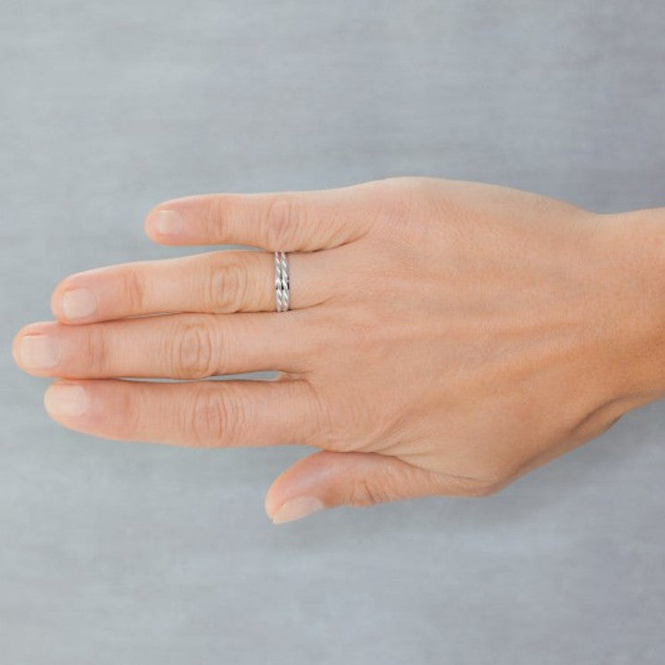 Alianza de boda 9 kilates oro blanco con superficie facetada de 4 milímetros - foto 2