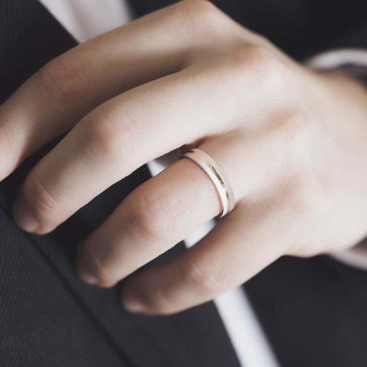 Alianza de boda 9 kilates oro blanco matizado con línea central - foto 5