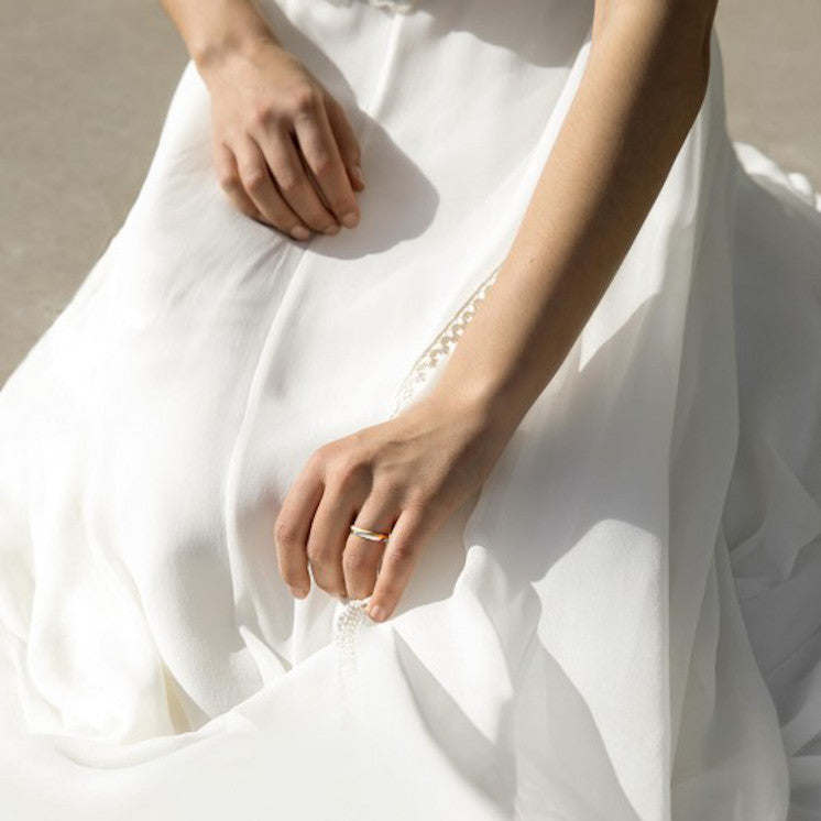 Alianza de boda bicolor 18k amarillo y blanco con diamante - foto 3