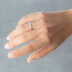 Alianza de boda bicolor con acabado matizado arena - foto 3