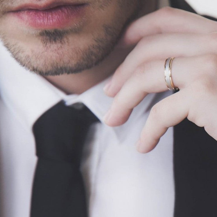 Alianza de boda con diamante acabado mate arena - foto 4