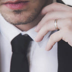 Alianza de boda con diamante acabado mate arena - foto 4