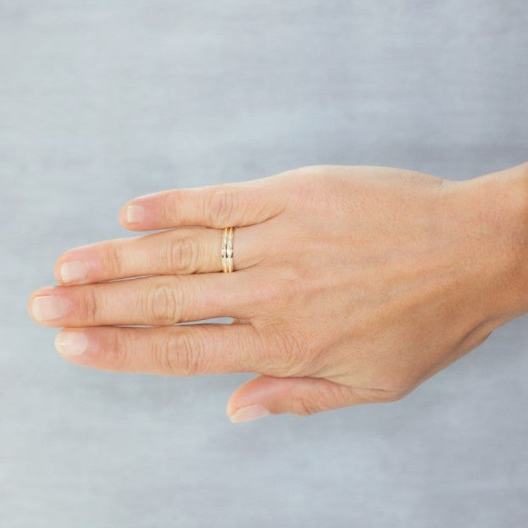 Alianza de boda de 4mm con acabado facetado - foto 2