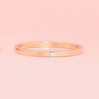 Alianza de boda plana oro rosa de 1,65mm con diamante - foto 2