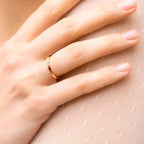 Alianza de boda plana oro rosa de 1,65mm con diamante - foto 3