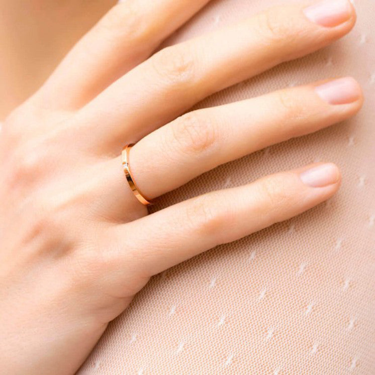 Alianza de boda plana oro rosa de 1,65mm con diamante - foto 3