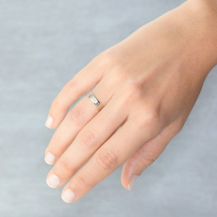 Alianza oro bicolor 4 milímetros de ancho con diamante 0,01ct - foto 2